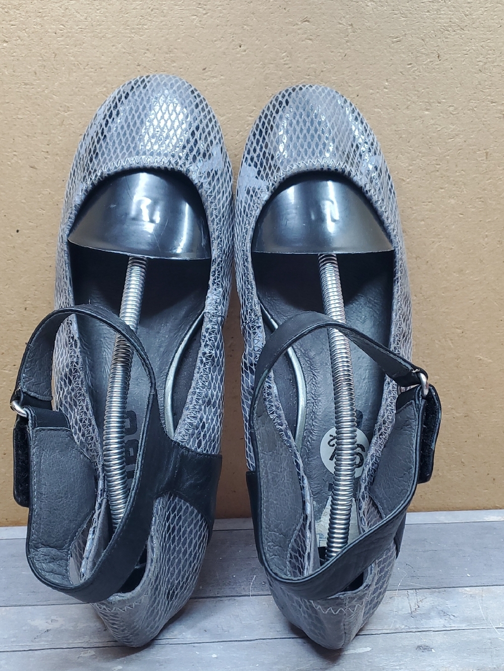 Tsubo Snakeskin Silver Strappy Casual ballet Flats Shoes 1006902-CRCH   Size 9.5